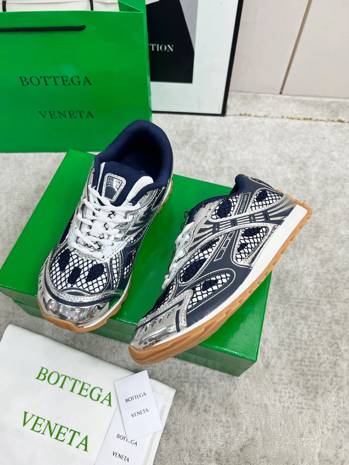 P540. Top version (couples model) Bottega Veneta Bottega Veneta 23ss autumn and winter show BV Orbit sneakers Wang Yibo's same style couples casual shoes dad shoes! Runner sneakers! Original purchase and development!  Made of original lightweight technical mesh fabric, the same as the original version! The process is complicated!  Paired with a rubber outsole designed with a geometric pattern, the high version of the Wang Zha series is actually much taller, but the legs still look slim. Very nice. Durable and playable, standard and version-matching shoe package technology, look for high-end versions. The original outsole is exclusively molded, and the color-blocked TPU outsole is used. The material and weight are the same as the original!  Size: #Female 35-41 (40 and 41 customized sizes are non-refundable) Male 39-45 (45 size customized are non-returnable and exchangeable)